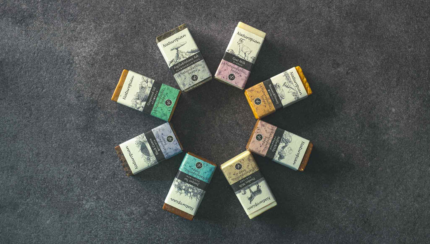 ナチュロピアンはコールドプロセス製法で作られた自然派石けんです。化学合成成分を使用しない敏感肌やアトピー、にきび肌の方々にご使用いただきたい石けんです。製造過程で人工的な加熱をしないため原料の美容成分などが壊れず生きたまま石けんの中に閉じ込められています。オリーブオイル・シアバターオイル・ココナッツオイル・綿実油をベースにドンキーミルク、ゴートミルク、ブラッククミンオイル、グレープシードオイルほか希少な成分の入った8種類の石けんがあります。肌の課題に合わせてお選びください。