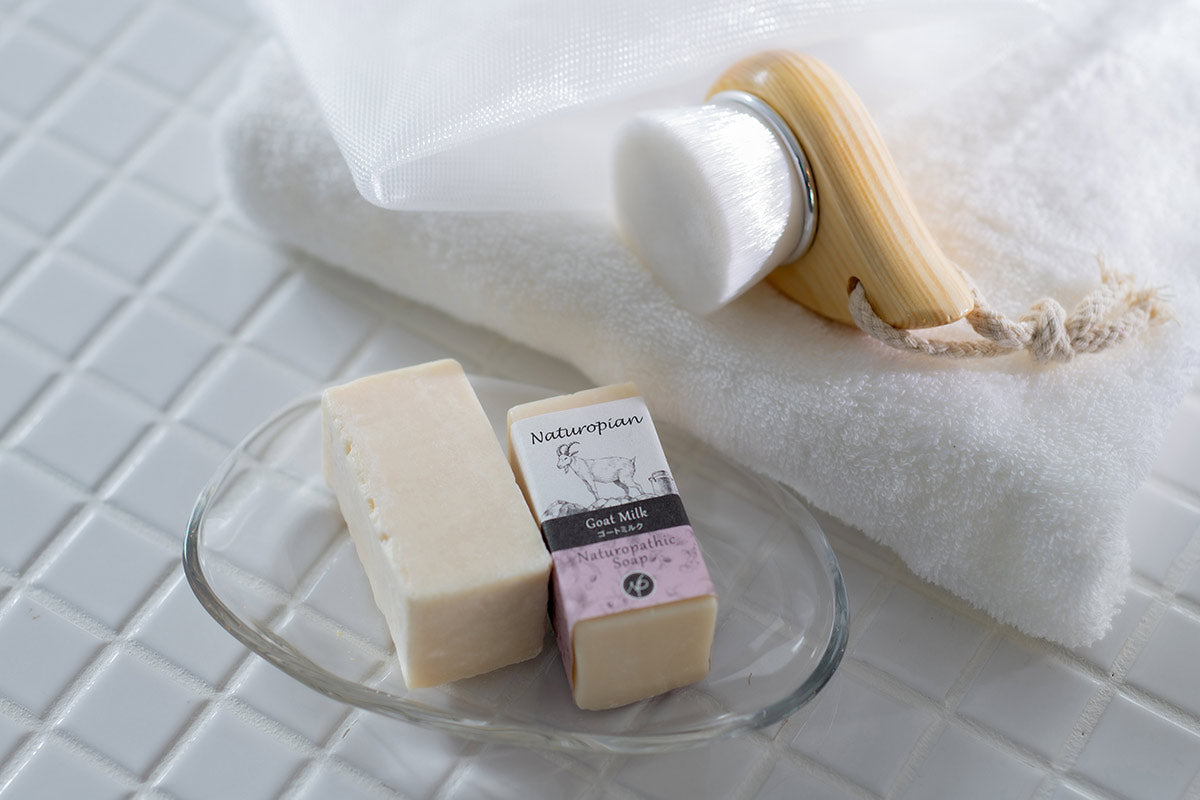 ナチュロピアンはコールドプロセス製法で作られた自然派石けんです。化学合成成分を使用しない敏感肌やアトピー、にきび肌の方々にご使用いただきたい石けんです。製造過程で人工的な加熱をしないため原料の美容成分などが壊れず生きたまま石けんの中に閉じ込められています。オリーブオイル・シアバターオイル・ココナッツオイル・綿実油をベースにドンキーミルク、ゴートミルク、ブラッククミンオイル、グレープシードオイルほか希少な成分の入った8種類の石けんがあります。肌の課題に合わせてお選びください。
