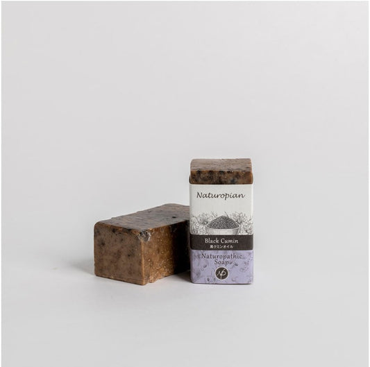 『クレオパトラ愛用万能オイル、美肌・美髪の黒クミン』 黒クミンおいるは古代エジプト・ツタンカーメン王の墓から発見され あのクレオパトラが美しい髪と肌を保つために 使用していたオメガ3脂肪酸他有用成分を100以上も含んだ 万能オイルです 肌荒れの予防に働きかけるため健康的な肌に導く効果が期待できます 有用成分「チモキノン」は日焼け後のお肌のケアに働きかけます