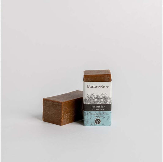 『肌荒れ予防効果で健康的なお肌に』 ジュニパーオイルは、ヨーロッパで古くから皮膚に用いられるハーブ として注目されています あらゆる角度からお肌を保護する効果があるとされ、お肌の健康が 気になる方にお薦めです また、アロマ効果もあり香りの元となっているα-ピネン成分は 気分をリフレッシュさせる働きがあります 体臭予防・足のトラブルを抱える方のケアにも効果が期待できます